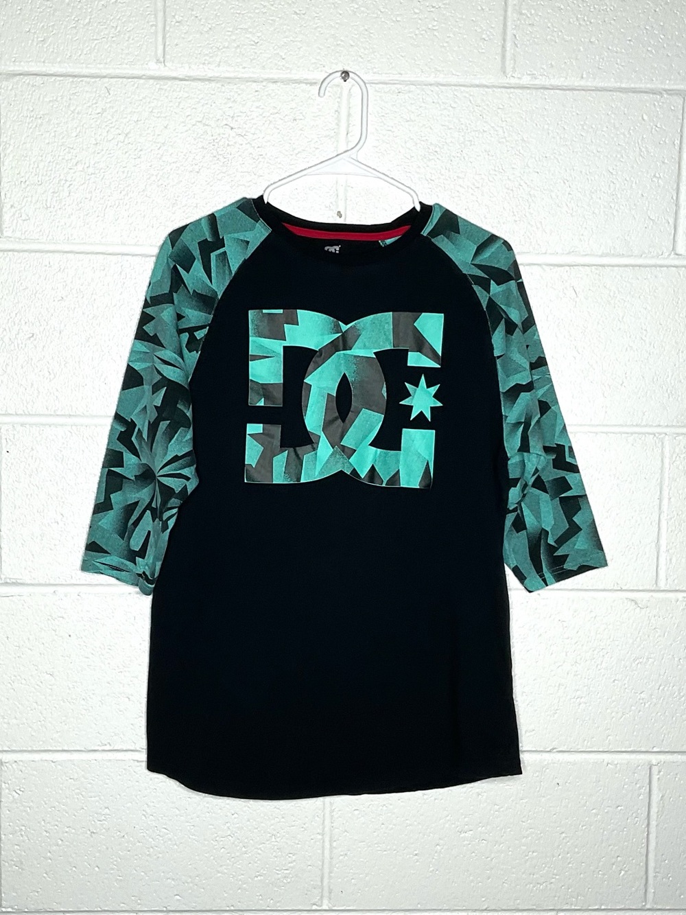 < DC Logo Geometric Pattern Baseball Tee Size Medium >